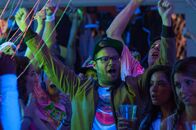 Bad Neighbors – Als all die Pläne, die Studentenverbindung aus dem Nachbarhaus zu vertreiben, fehlgeschlagen sind, entscheidet sich Mac (Seth Rogen, M.) dazu, das Partyvolk mit deren eigenen Waffen zu schlagen ...