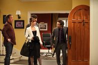 Last Man Standing – Jetzt wo ihre Schwester aufs College geht, beginnt Kristin (Amanda Fuller, 2.l.) zu überlegen, was sie mit ihrem Leben anfangen will. Da kommt es sehr gelegen, dass sie ihren ehemaligen Kollegen John (Jonathan Taylor Thomas, r.) während eines Dates mit Ryan (Jordy Masterson 2.v.r) wiedertrifft. Für Mike (Tim Allen, l.) werden es langsam zu viele Männer im Leben seiner Tochter ...
