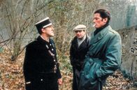 Flic Story - Duell in sechs Runden – Inspektor Roger Borniche (Alain Delon, re.) verfolgt Emile Buisson, den Staatsfeind Nummer eins, der immer wieder der Gefangennahme entgeht, indem er alle Informanten und möglichen Verräter umbringt, darunter auch seinen Komplizen Mario Poncini.