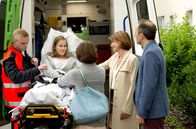 Familie Dr. Kleist – Die 17-jährige Caro (Annika Schrumpf, 2.v.l. mit Komparse, l.) wartet auf eine Spenderniere. Sie wird in die Klinik nach Jena gebracht. Ihre Schwester Julia (Barbara Prakopenka, 3.v.r.), Mutter Claudia (Gisa Zach, 2.v.r.) und Vater Kai Beermann (Robert Schupp, r.) verabschieden sie.