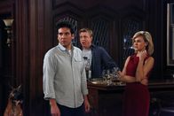 How I Met Your Mother – Ted (Josh Radnor, l.) beginnt schön langsam, eins uns eins zusammenzuzählen, und kann das Rätsel um das mysteriöse Verhalten von Lily lösen. Noch ahnungslos: Billy (William Zabka, M.) und Becky (Laura Bell Bundy, r.) ...