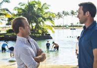 Hawaii Five-0 – Der 18-jährige Reese Holland macht wegen Angstzuständen eine Hypnose-Therapie. Dadurch erinnert er sich, dass er vor zehn Jahren mitbekommen hat, wie jemand eine Leiche im Wald vergraben hat. Steve (Alex O'Loughlin, r.), Danny (Scott Caan, l.) und das restliche Team setzen alles daran, um den Schuldigen zu finden ...