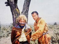 Winnetou III – Gerade noch rechtzeitig wird Sam Hawkens (Ralf Wolter, l.) von Old Shatterhand (Lex Barker, r.) befreit.