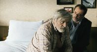 Oktober November – Der Vater (Peter Simonischeck, links) wird nach seinem Zusammenbruch vom Arzt (Sebastian Koch) untersucht.