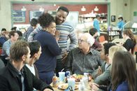 Community – Shirley (Yvette Nicole Brown, l.) verkündet glücklich, dass sie schwanger ist. Leider kommt ausser ihrem Ex-Mann Andre (Malcolm-Jamal Warner , M.) auch Chang als potenzieller Vater in Frage ...