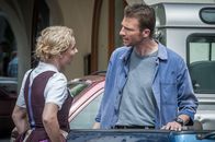Der Bergdoktor – Hans (Heiko Ruprecht) und Susanne (Natalie O'Hara) geraten in Streit, als Hans ihre gemeinsame Tochter Sophia auf Tim Petersens Arm sieht.
