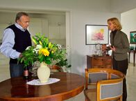 In aller Freundschaft – Simoni (Dieter Bellmann) überrascht Ingrid (Jutta Kammann) mit Blumen. Doch Ingrid ist der Meinung, dass er es sich zu einfach macht und es kommt zu einem Streit, nach dem Ingrid türenknallend das Haus verlässt.