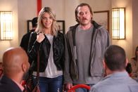 The Mick – Mick (Kaitlin Olson, l.) und ihr Freund Jimmy (Scott MacArthur, r.) gehen aus und machen unerwartete neue Bekanntschaften ...
