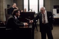 Auf der Flucht – Dr. Richard Kimble (Harrison Ford, vorne, l.)