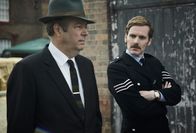 Der junge Inspektor Morse – Endeavour Morse (Shaun Evans, r.) und DCI Fred Thursday (Roger Allam, l.) ermitteln gemeinsam im Fall eines Mordes an einem kleinen Mädchen.