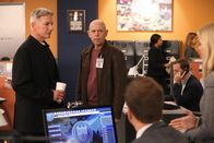 Navy CIS – Ein neuer Fall beschäftigt Gibbs (Mark Harmon, l.), Fornell (Joe Spano, 2.v.l.), Bishop (Emily Wickersham, r.) und Tony (Michael Weatherly, 3.v.l.) ...