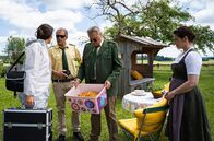 Hubert ohne Staller – Dr. Caroline Fuchs (Susu Padotzke, l.) klärt Hubert (Christian Tramitz, 2.v.l.) und Girwidz (Michael Brandner, 2.v.r.) auf: Bei "Herrn Rot" handelt es sich um die tote Katze der Familie (mit Mareike Lindenmeyer, r.).