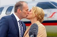 Rote Rosen – ARD ROTE ROSEN FOLGE 1733 Uhr im ERSTEN. Verlobungskuss: Airline-Chef Malte Neumann (Marcus Bluhm, l.) gibt zusammen mit dem Start von "Malte-Air" überraschend seine Verlobung mit Tine Hedelund (Maike Bollow, r.), der bekannten Designerin aus Lüneburg bekannt.