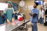 New Amsterdam – Dr. Max Goodwin (Ryan Eggold r.) Die Verwendung des sendungsbezogenen Materials ist nur mit dem Hinweis und Verlinkung auf TVNOW gestattet.