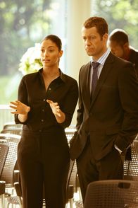 EUReKA - Die geheime Stadt – Merkwürdige Dinge geschehen in Eureka: Lupo (Erica Cerra, l.) und Carter (Colin Ferguson, r.) ...