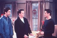 Friends – Joey (Matt LeBlanc, r.) ist auf der Suche nach einer passenden Rolle für sich. Da raten ihm Chandler (Matthew Perry, M.) und Ross (David Schwimmer, l.), doch einfach selbst ein Drehbuch zu schreiben.