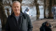 Tatort – Max Ballauf (Klaus J. Behrendt) am Rheinufer. Hier wurde am frühen Morgen ein Toter gefunden.