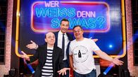 Wer weiß denn sowas? – Moderator Kai Pflaume (Mitte) und seine Rateteam-Kapitäne Bernhard Hoëcker (links) und Elton.