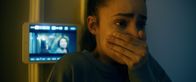 Songbird - Überleben hat einen Preis – Sara Garcia (Sofia Carson) bemerkt bei einem täglich erforderlichen Temperaturcheck, dass ihre Großmutter Fieber hat.
