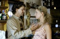 Die Rosenheim-Cops – Harald Kull (Andreas Nickl) kann nicht verstehen, dass Bettina (Kathryn McMenemy) nach Daxls Tod immer noch nicht zu ihm zurückkehren will.