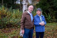 Sturm der Liebe – Alfons’ (Sepp Schauer, l., mit Antje Hagen) romantischer Plan scheitert, da die Flaschenpost nirgends zu finden ist.