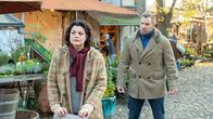 SOKO Wismar – Felicitas Heimann (Ernestine Tzavaras Zurbriggen, l.) ist schwer schockiert vom Tod ihrer Freundin Kim Sellner. Kommissar Pöhlmann (Dominic Boeer, r.) offenbart sie, dass die Tote bei der Arbeit auf der Robbenstation eine heikle Sache verfolgt hat: Kim Sellner hat einen der Forscher im Verdacht gehabt, Forschungsergebnisse zu fälschen. Liegt hier die Ursache für die grausame Tat? Ist Kim Sellner von einem der Forscher ermordet worden?
