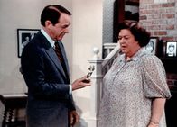 Die Waltons – Stanley Perkins (William Schallert, l.) schenkt Miss Rose (Peggy Rea, r.) zum Abschied ein gemeinsames Erinnerungsstück.
