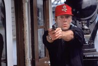 Tödliche Nähe – Tom Hardy (Bruce Willis) will den Täter endlich fassen. Er befürchtet, dass es sich bei dem Killer um einen Polizisten handelt.
