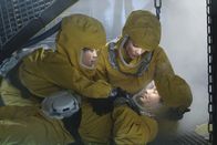 Scorpion – Als durch einen Zwischenfall bei dem Versuch, eine alte Nuklearrakete zu entschärfen, giftige Dämpfe an die Luft gelangen, müssen sich Happy (Jadyn Wong, l.) und Paige (Katharine McPhee, M.) nicht mehr nur um den Sprengsatz kümmern, sondern auch um Walter (Elyes Gabel, liegend) ...