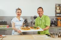 Silvia kocht – Silvia Schneider, Backprofi Christian Ofner („Bio Pizza“).