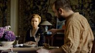 Blutsauger – Ljowuschka (Alexandre Koberidze) isst bei Tante Erkentrud (Corinna Harfouchs) zu Abend.