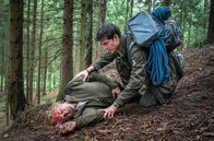 Der Ranger - Paradies Heimat – Zu Jonas (Philipp Danne, r.) Schock stürzt Leon (Justus Czaja, l.) auf dem Weg zur Rangerstation und verletzt sich dabei am Kopf.