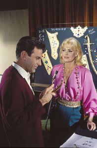 Topkapi – Walter Harper (Maximilian Schell) und ‎Elizabeth Lipp (Melina Mercouri)‎ entwerfen einen gewagten Plan, um den smaragdbesetzten Dolch des Topkapi-Museums zu stehlen.