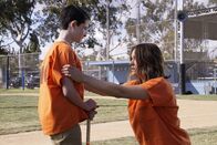 Scorpion – Paige (Katharine McPhee, r.) macht ihrem Sohn Ralph (Riley B. Smith, r.) klar, dass bei diesem Softball-Match besonders viel auf dem Spiel steht ...