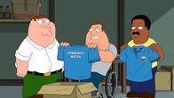 Family Guy – Peter (l.) gründet gemeinsam mit Joe (M.) und Cleveland (r.) eine Bürgerwehr und zieht mit seinen Freunden nachts als Streife um die Häuser. Dies sorgt für eine Reihe von Problemen und Dramen, die Peter schließlich in Untersuchungshaft bringen ...