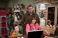 The Middle – Wieder mal ein Muttertag, wieder mal eine Katastrophe: Mike (Neil Flynn, r.), Brick (Atticus Shaffer, l.), Axl (Charlie McDermott, hinten) und Sue scheinen es einfach nicht hinzubekommen, einen gelungenen Muttertag für Frankie (Patricia Heaton, M.) vorzubereiten ...