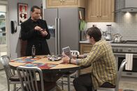 Two and a Half Men – Während Alan (Jon Cryer, l.) versucht, sich mit Lyndseys neuem Freund anzufreunden, steht Walden (Ashton Kutcher, r.) Jenny zur Seite ...