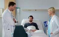 In aller Freundschaft – SENDER: ARD - SENDETITEL: In aller Freundschaft Folge 824 - UNTERTITEL: Männersache - CAPTION: ARD/MDR IN ALLER FREUNDSCHAFT FOLGE 824 , "Männersache" Uhr im ERSTEN..Dr. Kai Hoffmann (Julian Weigend, li.) erinnert sich durch seinen Patienten Jens Schultheis (Andreas Christ, mi.) an seine Vergangenheit bei der Bundeswehr. Auch Kai war in Krisengebieten tätig und weiß, was das mit Menschen macht. Dr. Kathrin Globisch (Andrea Kathrin Loewig, re.) kann nur erahnen, was die beiden Männer erlebt haben..