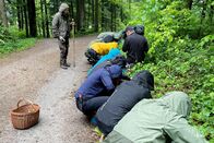 Mona mittendrin – Mona mittendrin Im Survival-Training Die Kursteilnehmenden graben Wurzeln aus. 2022