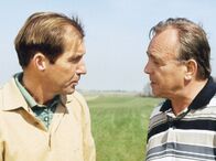 In aller Freundschaft – MDR Fernsehen IN ALLER FREUNDSCHAFT FOLGE 189, "Der Stellvertreter" Uhr. Prof. Simoni (Dieter Bellmann) ist auf der Suche nach einen geeigneten Arzt für den verletzten Chefarzt Roland Heilmann und glaubt, mit Dr. Christian Meyerhoff (Michael Lesch, links) eine gute Vertretung gefunden zu haben.