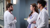Grey's Anatomy – Liest seinen Assistenzärzten die Leviten, v.li.: Jake Borelli als Dr. Levi Schmitt, Adelaide Kane als Dr. Jules Millin, Niko Terho als Dr. Lucas Adams