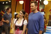 Community – Deutsche Studenten belegen ausgerechnet den Raum, in dem die Lerngruppe seit Jahren gemeinsam studiert. Jeff (Joel McHale, r.) und Annie Edison (Alison Brie, l.) wollen dem nun ein Ende setzen ...