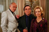Adel dich – Wolfgang Böck (Louis Falke), Elmar Wepper (Wendel Overmann), Gisela Schneeberger (Walli Gräfin von Felsen-Hepp).