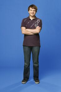 Two and a Half Men – Hat es mit seinem Vater Alan und seinem Onkel Charlie nicht immer leicht: Jake (August T. Jones)
