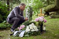 In aller Freundschaft – Roland Heilmann (Thomas Rühmann) weiß nicht wie es nach dem Tod seiner Frau Pia weitergehen soll. Die Familie braucht Roland, allen voran sein Enkel Jonas. Doch Roland weiß nicht, wie er es schaffen soll - er kann gerade nicht stark genug für alle sein.