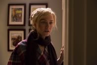 Shut In – Mary (Naomi Watts) schaut besorgt nach Waisenkind Tom (Jacob Tremblay).
