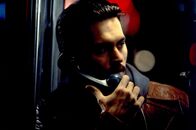 Donnie Brasco – Schritt für Schritt identifiziert Donnie (Johnny Depp) sich mit seiner Rolle in der Mafiafamilie.