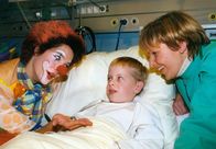 In aller Freundschaft – MDR Fernsehen IN ALLER FREUNDSCHAFT FOLGE 96, "Auch Clowns müssen weinen" Uhr. Kathrin Globisch (Andrea-Kathrin Loewig) versucht, mit der Clown-Therapie dem kleinen Toni (Konrad Jakesch) zur Genesung zu verhelfen.