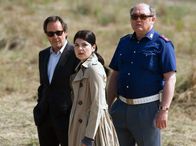 Donna Leon – Die Journalistin Rani Vega (Jasmin Tabatabai) unterstützt Brunetti (Uwe Kockisch, li.) und Sergente Vianello (Karl Fischer) bei der Aufklärung eines schwierigen Falles.