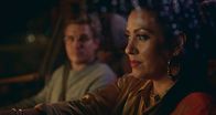 Deadlines – Elif (Jasmin Shakeri) fährt mit Hannes (Max Bretschneider) im Auto.
